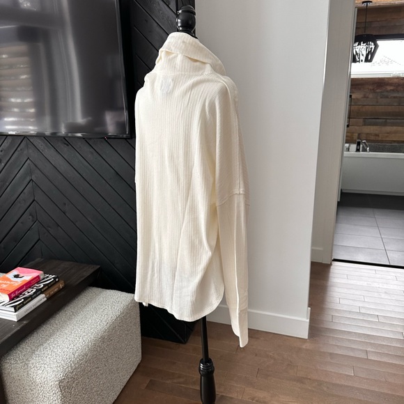 CORE LIFE TURTLE NECK IN WHITE - Picture 3 of 9